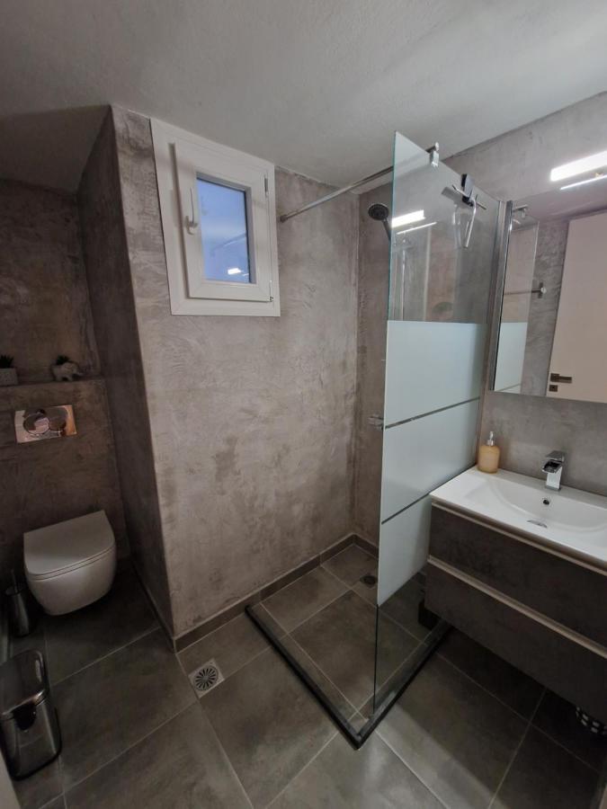 Above Apartments Near The Airport 아르테미다 외부 사진