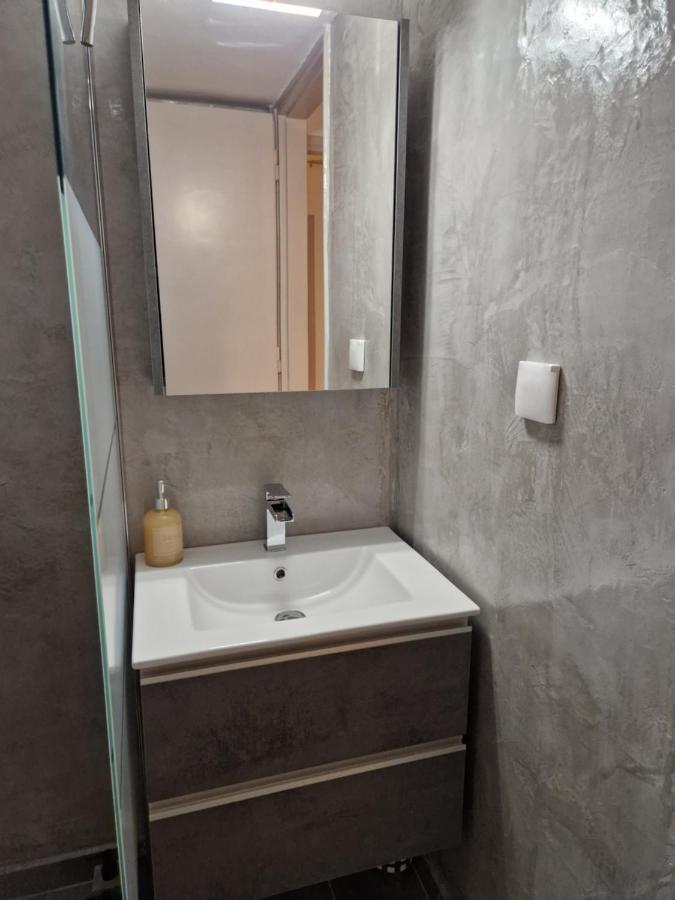 Above Apartments Near The Airport 아르테미다 외부 사진