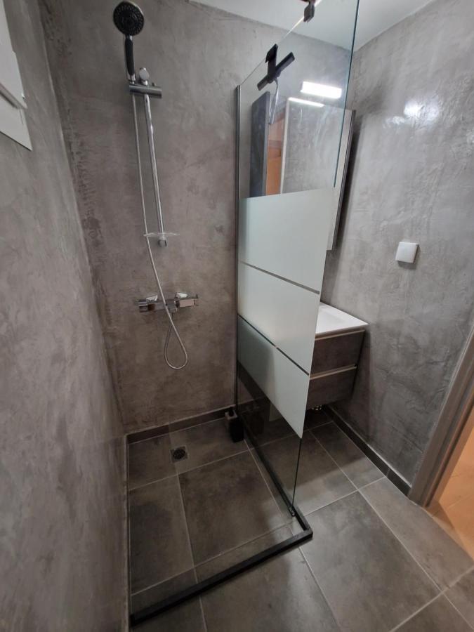 Above Apartments Near The Airport 아르테미다 외부 사진