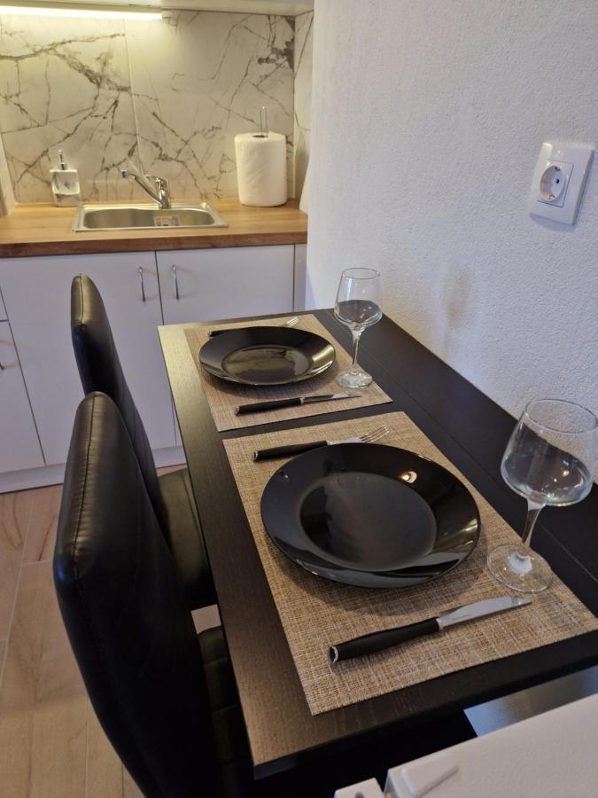 Above Apartments Near The Airport 아르테미다 외부 사진